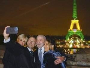 durante-visita-de-lula,-torre-eiffel-e-iluminada-de-verde-e-amarelo-em-homenagem-ao-brasil
