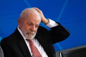 lula-diz-que-cogitou-voltar-antes-da-franca-por-problema-na-voz