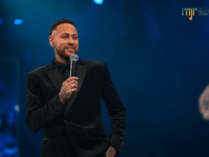 leilao-de-neymar:-camisa-do-brasil-autografada-por-pele-e-arrematada-por-r$-500-mil
