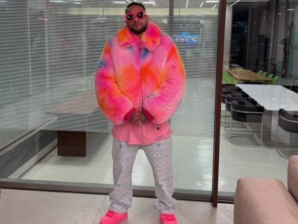 neymar-recebe-amigos-em-mansao-e-surge-com-look-diferenciado:-“pantera-cor-de-rosa”