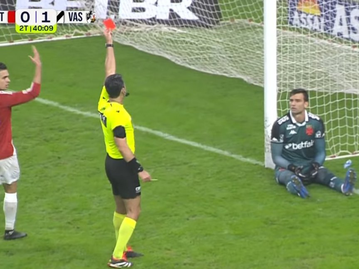 leo-jardim,-goleiro-do-vasco,-expulso-por-cera:-o-que-diz-a-regra-do-futebol?