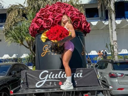 felipe-amorim-envia-um-caminhao-de-flores-para-virginia-como-forma-de-agradecimento