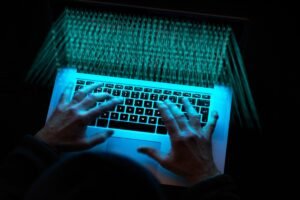 Imagem de hacker - Metrópoles