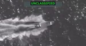 Imagem colorida de embarcação atingida pelos Estados Unidos no Oceano Pacífico Oriental