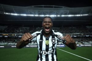 brasileirao:-jovem-atacante-do-botafogo-marca-duas-vezes-e-se-emociona