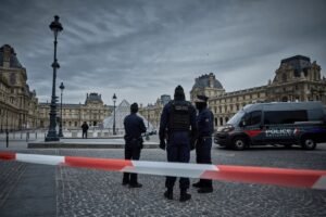 policia-prende-mais-4-suspeitos-de-roubo-milionario-no-louvre