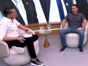 flavio-bolsonaro-afirma-que-bolsonaro-fez-transicao-pacifica-e-comenta-os-atos de 8 de janeiro