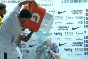 jogadores-do-corinthians-invadem-coletiva-e-dao-“banho”-em-dorival