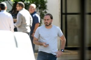 carlos-diz-que-reveza-com-michelle-em-monitoramento-da-apneia-de-bolsonaro