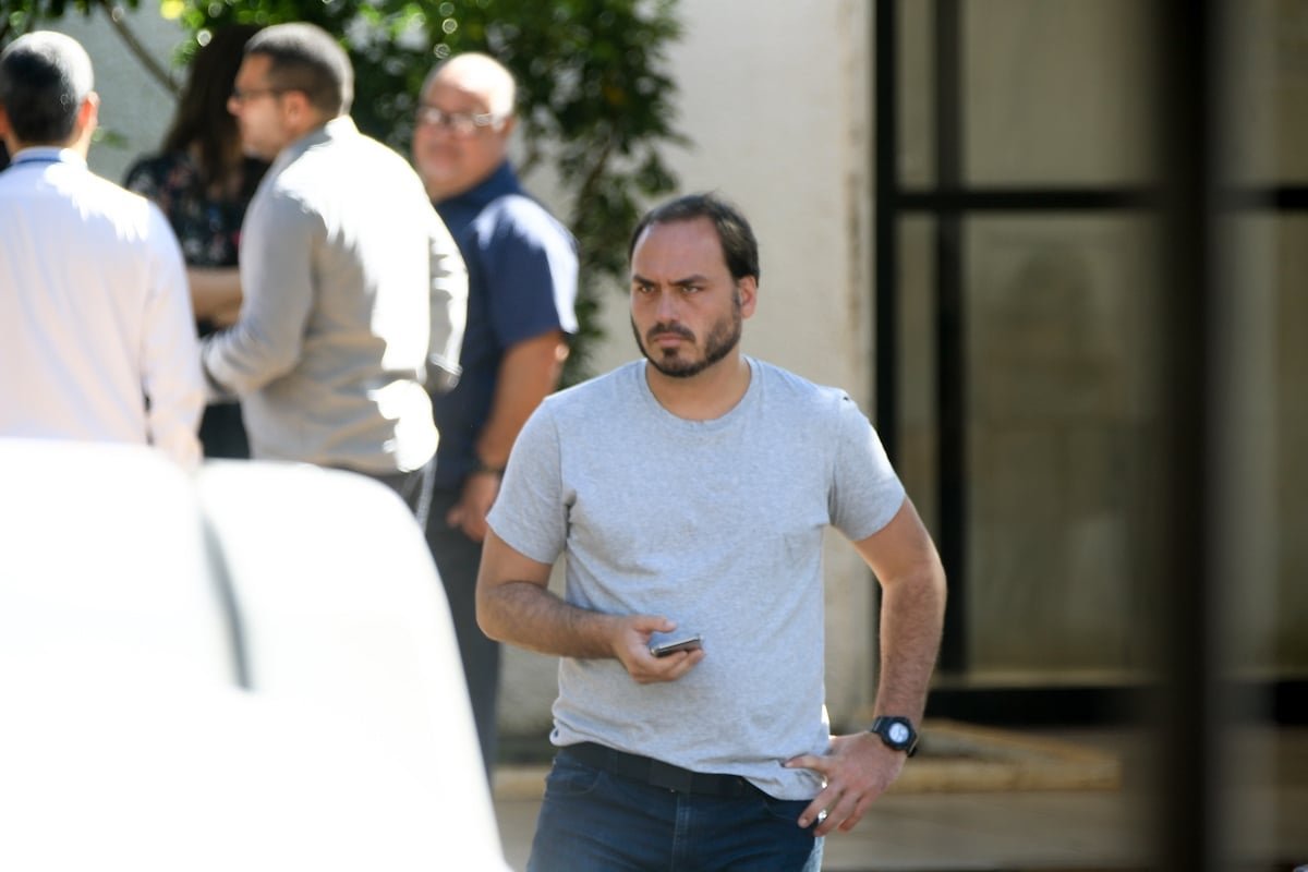 carlos-diz-que-reveza-com-michelle-em-monitoramento-da-apneia-de-bolsonaro