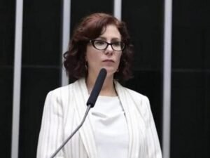 presa-na-italia,-carla-zambelli-e-agredida-por-outras-detentas-e-transferida-de-cela,-afirma-defesa