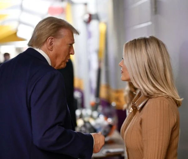 Juíza determina soltura de brasileira ex-cunhada de porta-voz de Trump - destaque galeria