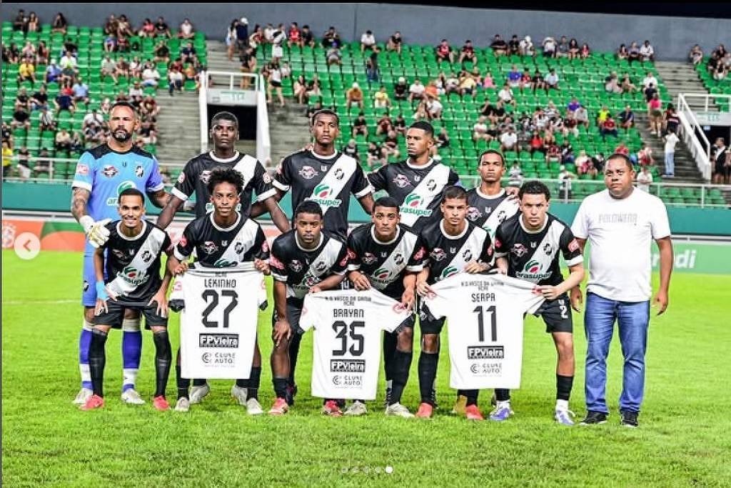 Goleiro Bruno perfilado junto com a equipe do Vasco do Acre antes de partida pela Copa do Brasil