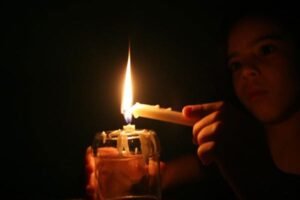 Descarga elétrica atinge linha de transmissão e provoca apagão