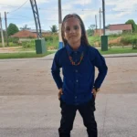 VÍDEOEm vídeo emocionante, filho autista de 6 anos toca violão em despedida ao indigenista Txai Macedo