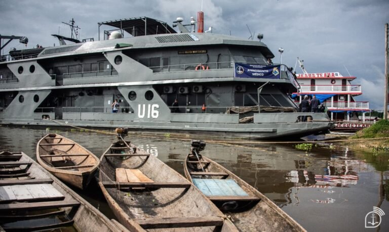 Navio “Doutor Montenegro” realiza atendimentos de saúde básica em comunidades ribeirinhas da Amazônia