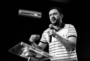 Pastor Alexandre Bastos publica mensagem após morte de ex-pastor e pede oração pela família, destacando limites humanos no ministério.