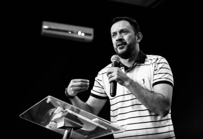 Pastor Alexandre Bastos publica mensagem após morte de ex-pastor e pede oração pela família, destacando limites humanos no ministério.