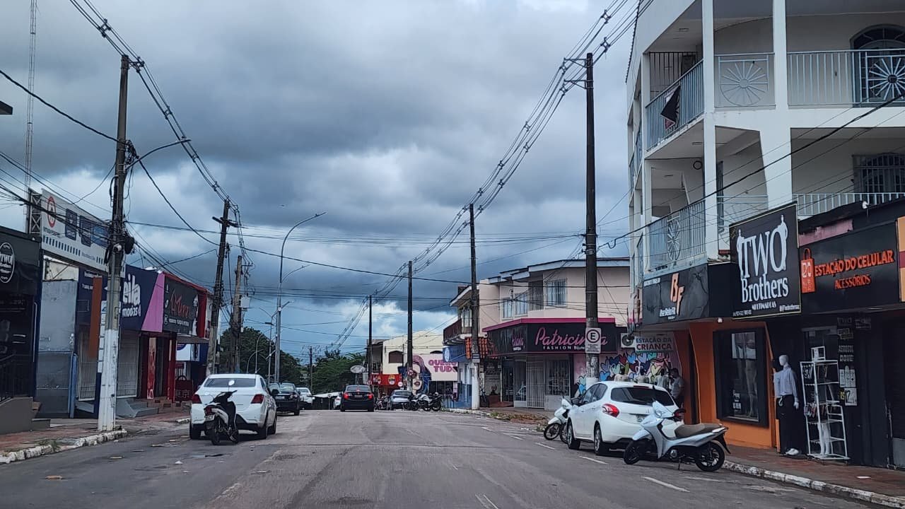 O Inmet emitiu dois avisos de chuvas intensas para o Acre, sendo um deles com grau de severidade classificado como perigo para 13 cidades.