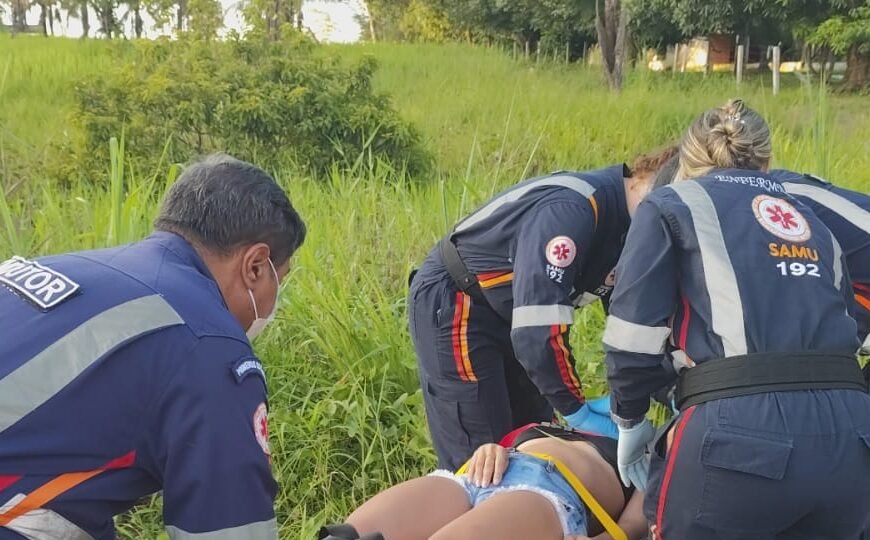 Colisão entre motocicletas na AC-10 deixou dois feridos após motociclista perder o controle ao passar por buraco na pista, em Rio Branco.