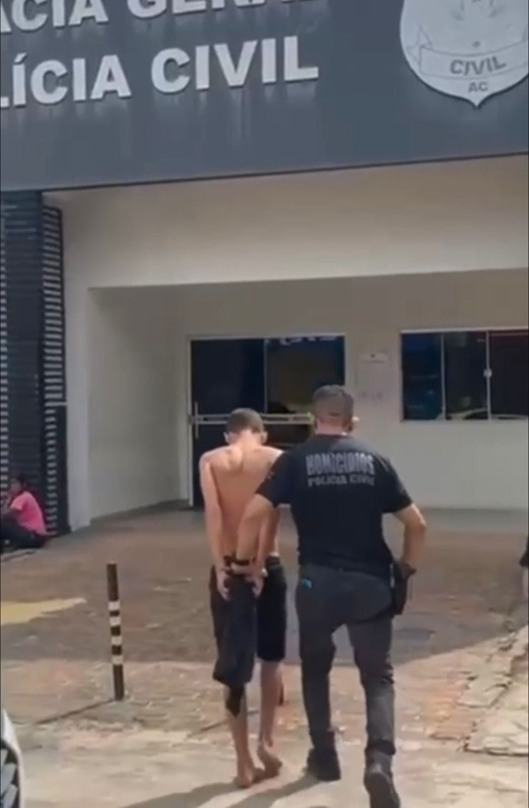 Adolescente de 13 anos é apreendido suspeito de participar de homicídio em Cruzeiro do Sul; vítima foi morta com nove tiros no bairro Remanso.