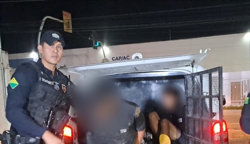 Jovem de 19 anos é preso e adolescente apreendido após Polícia Militar encontrar revólver com munições durante abordagem a motocicleta em via da capital.