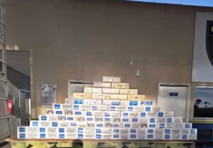 O Grupo Especial de Fronteira (GEFRON) realizou, na manhã deste domingo (08), a apreensão de cerca de 2.200 maços de cigarros contrabandeados da Bolívia