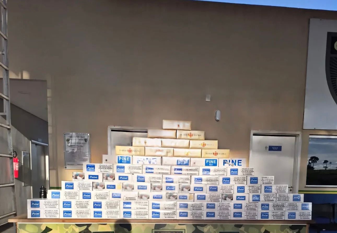 O Grupo Especial de Fronteira (GEFRON) realizou, na manhã deste domingo (08), a apreensão de cerca de 2.200 maços de cigarros contrabandeados da Bolívia