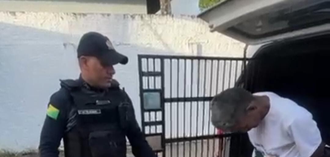 Durante patrulhamento, policiais militares realizaram uma abordagem de rotina e, após consulta ao sistema, constataram a existência de um mandado de prisão em aberto.