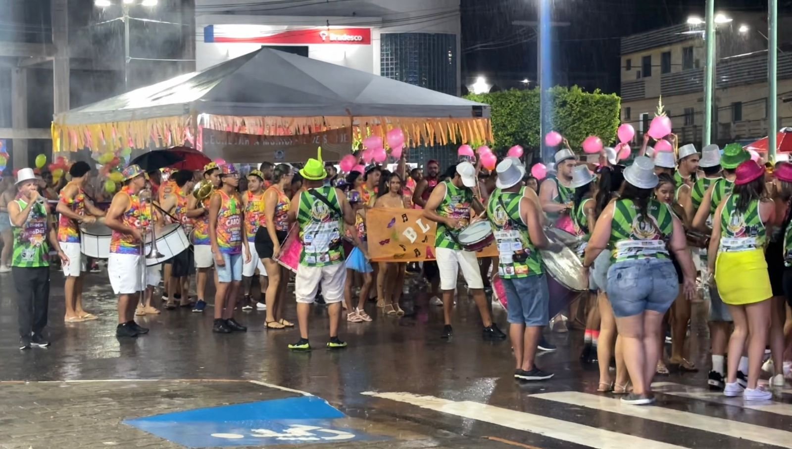 Chuva não afasta público na última noite do Carnaval Cultural, que reuniu oito blocos e cerca de 400 foliões em festa marcada por animação.