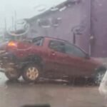 NO INTERIORCratera quase “engole” carro durante forte chuva e morador dispara crítica à Prefeitura: “Sena mudou?”