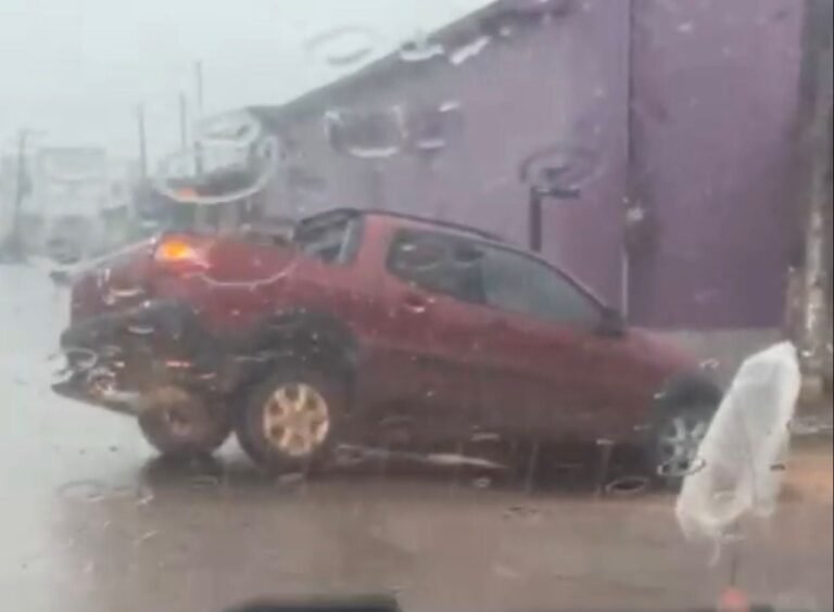 Carro ficou preso em cratera