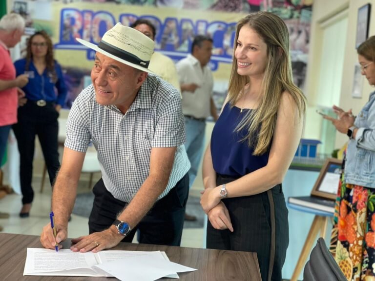 Bocalom assina decretos que alteram regras ambientais e gestão de resíduos