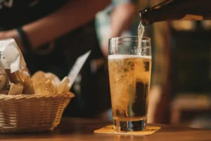 Geração Z deixa cerveja e vinho de lado e cria nova tendência de consumo entre jovens