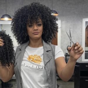 No Acre, cabeleireira oferece corte gratuito e acolhimento a mulheres cacheadas que iniciam tratamento contra o câncer