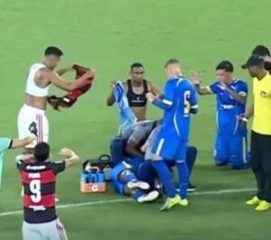 Volante do Sampaio Corrêa sofre convulsão durante partida contra o Flamengo no Maracanã