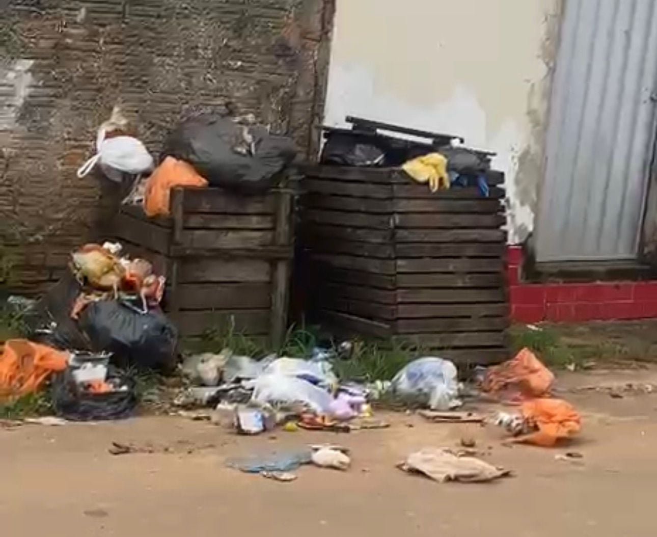 Morador denuncia falta de coleta de lixo e acúmulo de entulho em rua