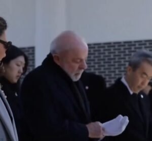 Lula recebe luva com nove dedos durante visita oficial à Coreia do Sul