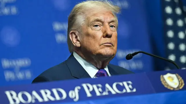 Trump assina decreto que aplica nova tarifa global de 10%