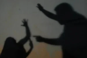 A sentença ainda determinou o pagamento de indenização mínima equivalente a cinco salários mínimos à vítima