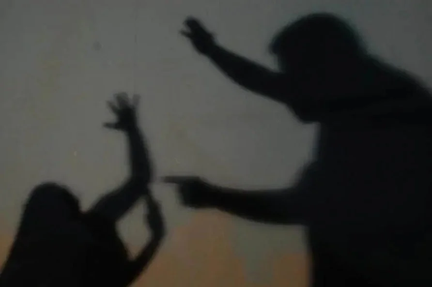 A sentença ainda determinou o pagamento de indenização mínima equivalente a cinco salários mínimos à vítima