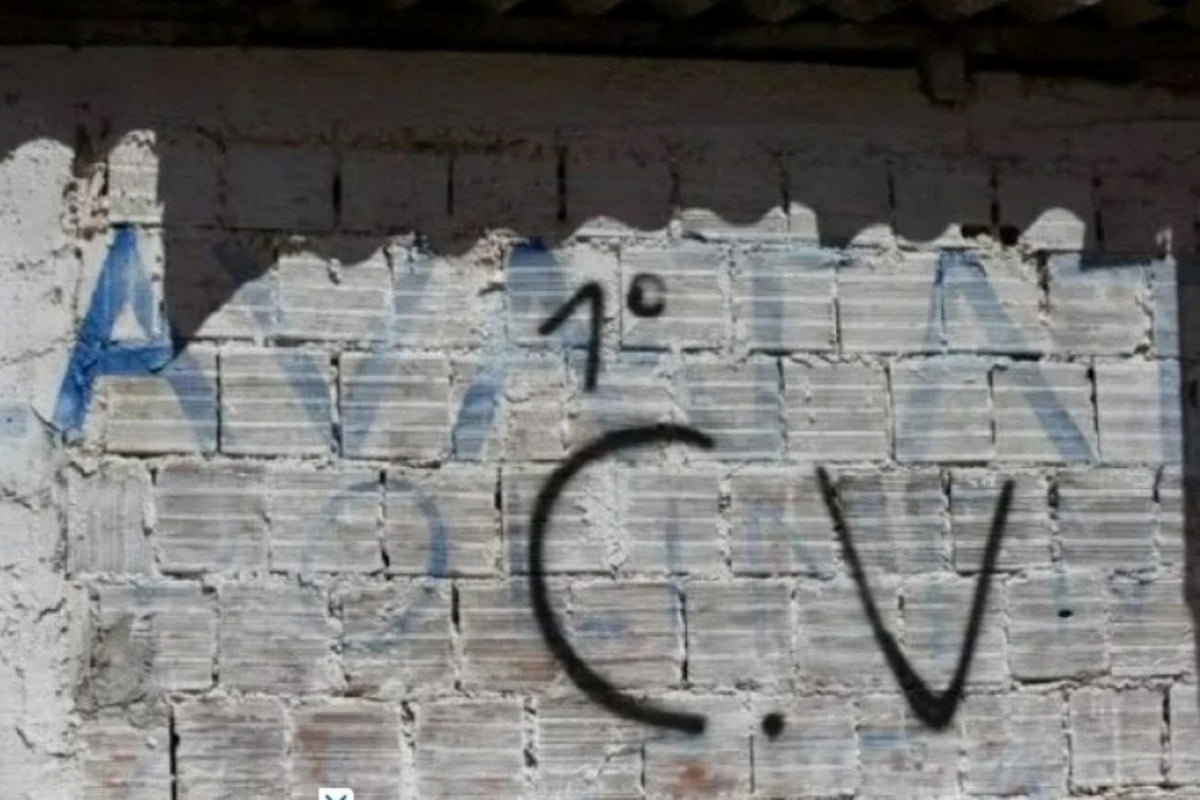 Sigla do CV pichada em muro/Foto: Ilustração
