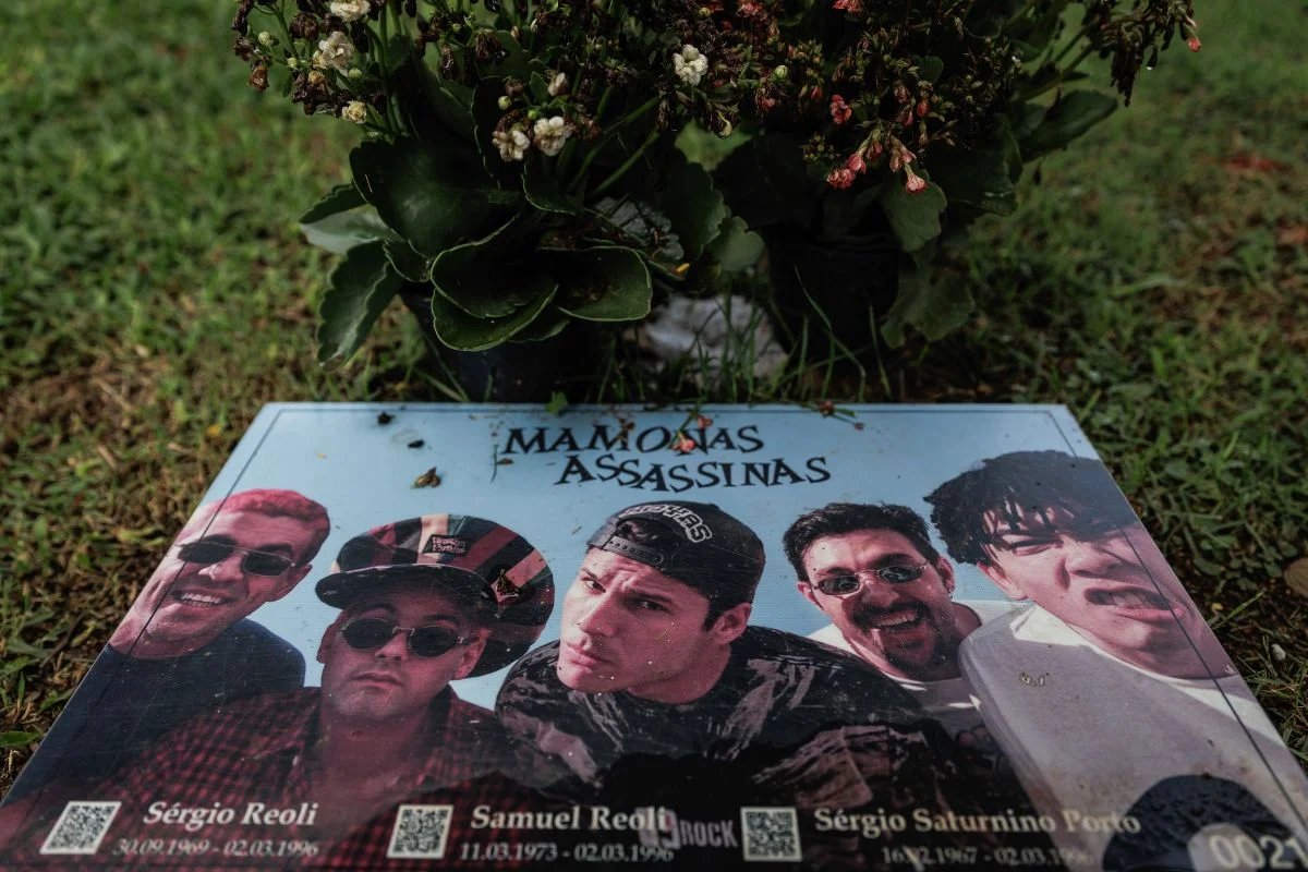 Antigo túmulo de integrantes dos Mamonas Assassinas, no Cemitério Primaveras, em Guarulhos (SP). Músicos foram exumados recentemente Antigo túmulo de integrantes dos Mamonas Assassinas, no Cemitério Primaveras, em Guarulhos (SP). Músicos foram exumados recentemente