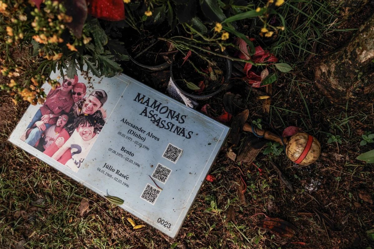 Antigo túmulo de integrantes dos Mamonas Assassinas, no Cemitério Primaveras, em Guarulhos (SP). Músicos foram exumados recentemente Antigo túmulo de integrantes dos Mamonas Assassinas, no Cemitério Primaveras, em Guarulhos (SP). Músicos foram exumados recentemente