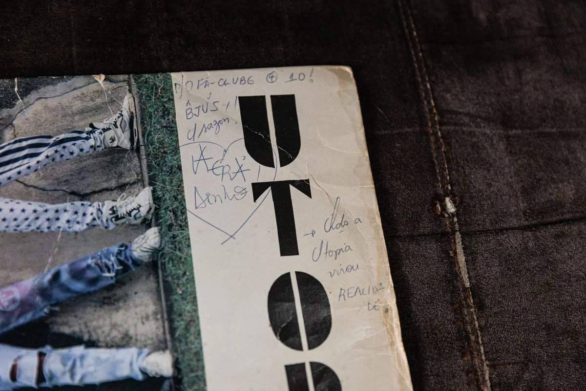 LP do Utopia, que pertence a Cleber Santos, com autógrafo de Dinho. "P/ fã clube + 10", diz texto LP do Utopia, que pertence a Cleber Santos, com autógrafo de Dinho. "P/ fã clube + 10", diz texto