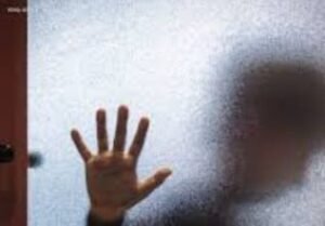 Polícia investiga denúncia de estupro coletivo em banheiro de escola