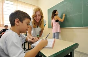 Professores e assistentes educacionais aprovados em um processo seletivo da rede estadual voltaram a ser chamados para assumir vagas.