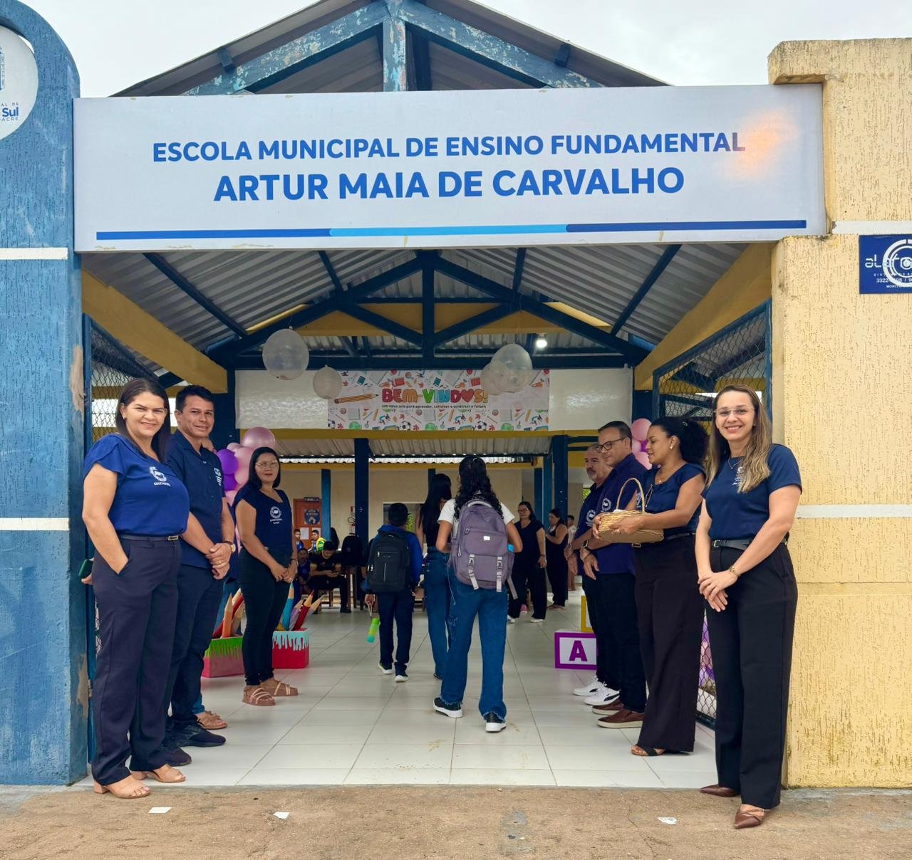 Alunos da rede municipal de ensino de Cruzeiro do Sul retornam às salas de aula no primeiro dia do ano letivo de 2026, que marca o início das atividades em 98 escolas do município.