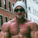 EM EVENTO Ramon Dino posa sem camisa a -4°C nos EUA durante viagem para o Arnold Classic