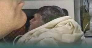 Bolsonaro permanece na UTI com broncopneumonia e filho relata inchaço causado por tratamento médico